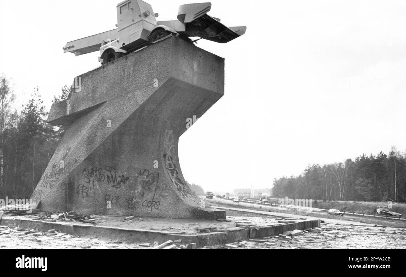 'All'ex valico di frontiera Dreilinden- Drewitz Kleinmachnow è ora invece del carro armato ''T 34'' uno spazzaneve rosa sul piedistallo.Border. Valico di frontiera. Tempo di risposta/durata. Photo:MAZ/Michael Hübner, marzo 1992 [traduzione automatica]' Foto Stock
