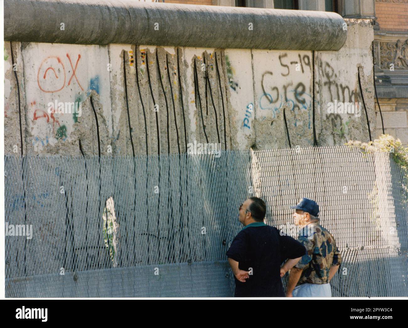 Ex corso del muro al Niederkirchnerstraße.There sono ancora originali parti del muro e Maureste da vedere.photo:MAZ/Bernd Gartenschläger, 1995 [traduzione automatica] Foto Stock