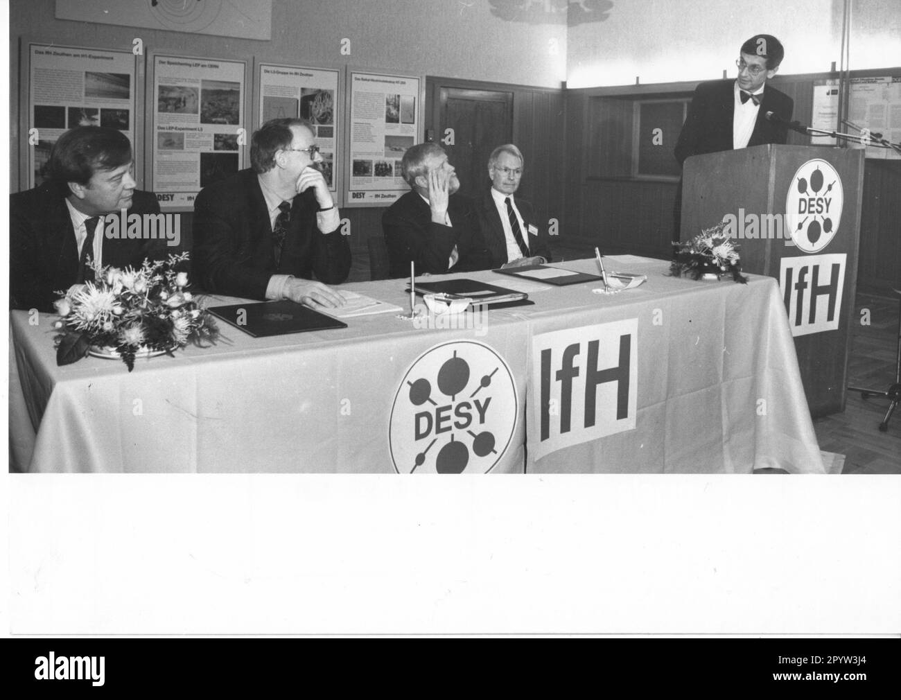 Firma del contratto statale DESY (Centro per la Ricerca di base) a Zeuthen.(da sinistra) Kenneth Clarke Ministro britannico per l'Istruzione e la Scienza, Leonhard Hajen, Senatore per la Scienza Amburgo, Hinrich Enderlein, Ministro della Scienza Brandeburgo, Prof. Paul Söding, Direttore dell'IFH Zeuthen e Heinz Riesenhuber, Ministro federale della Ricerca. Foto:MAZ/Peter Hein [traduzione automatica] Foto Stock