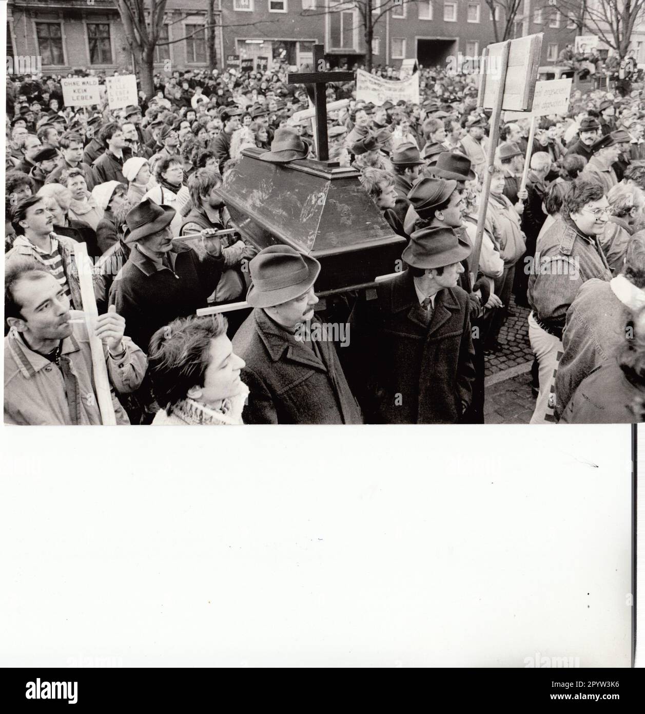 Potsdam 09.01.1991 dimostrazione di lavoratori forestali e forestali di fronte al governo dello Stato a Heinrich-Mann-Allee. Foto: MAZ/Michael Hübner [traduzione automatica] Foto Stock