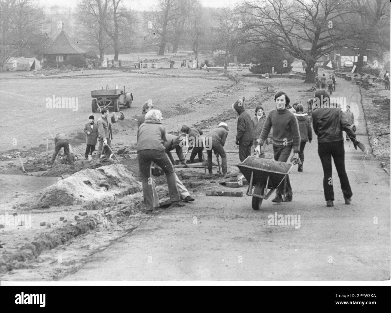 Potsdam: Isola dell'amicizia 1973 giovani conversione del terreno della carriola dell'isola dell'amicizia Foto: MAZ/Herbert Dörries [traduzione automatica] Foto Stock