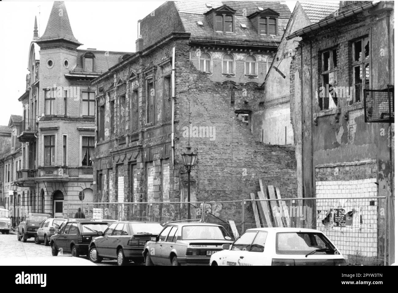 Potsdam Gutenbergstraße rovine decadimento facciate fatiscenti 14.03.1994 Foto: MAZ/Michael Hübner [traduzione automatica] Foto Stock