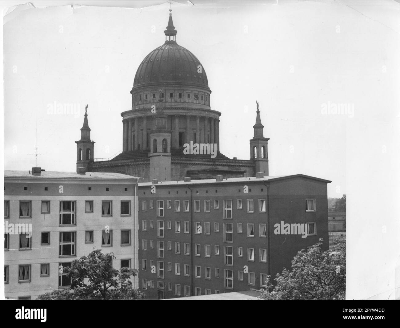 Due nuovi edifici si trovano di fronte alla Nikolaikirche. MAZ/Leon Schmidtke, luglio 1964 [traduzione automatica] Foto Stock