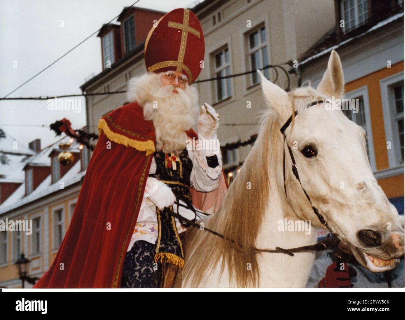 Dutch St Nicholas Sinterklaas con il suo cavallo bianco all'apertura del Sinterklaas Festival nel quartiere olandese. Festival.festeggiamenti. Costumi. Avvento. Natale. Foto: MAZ/Christel Köster, dicembre 1998 [traduzione automatica] Foto Stock