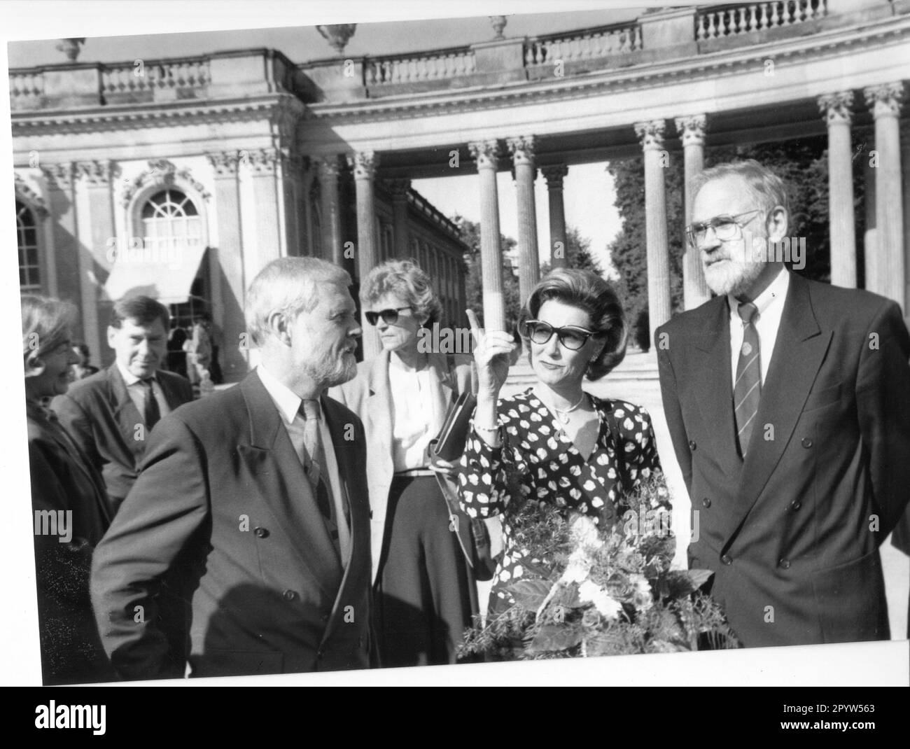 Visita di Stato della regina Sonja di Norvegia. Con Joachim Giersberg(r.), Direttore dei Castelli e Giardini e Hinrich Enderlein, Ministro della Cultura di Brandeburgo in conversazione. Foto:MAZ/Bernd Gartenschläger, 02.09.1992 [traduzione automatica] Foto Stock