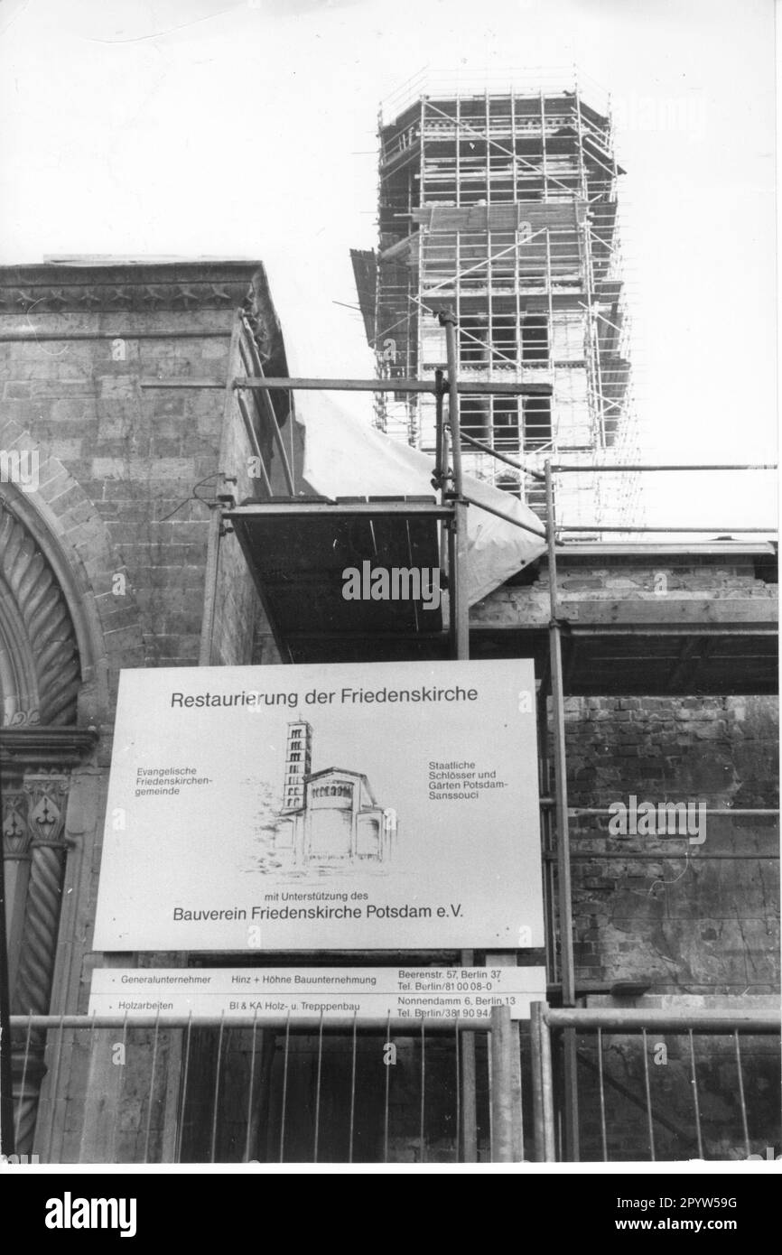 La Chiesa Protestante della Pace nel Parco di Palazzo Sanssouci. Restauro della chiesa. Con campanile impalcato (Campanile). Edifici storici. Photo:MAZ/Michael Hübner, dicembre 1990 [traduzione automatica] Foto Stock