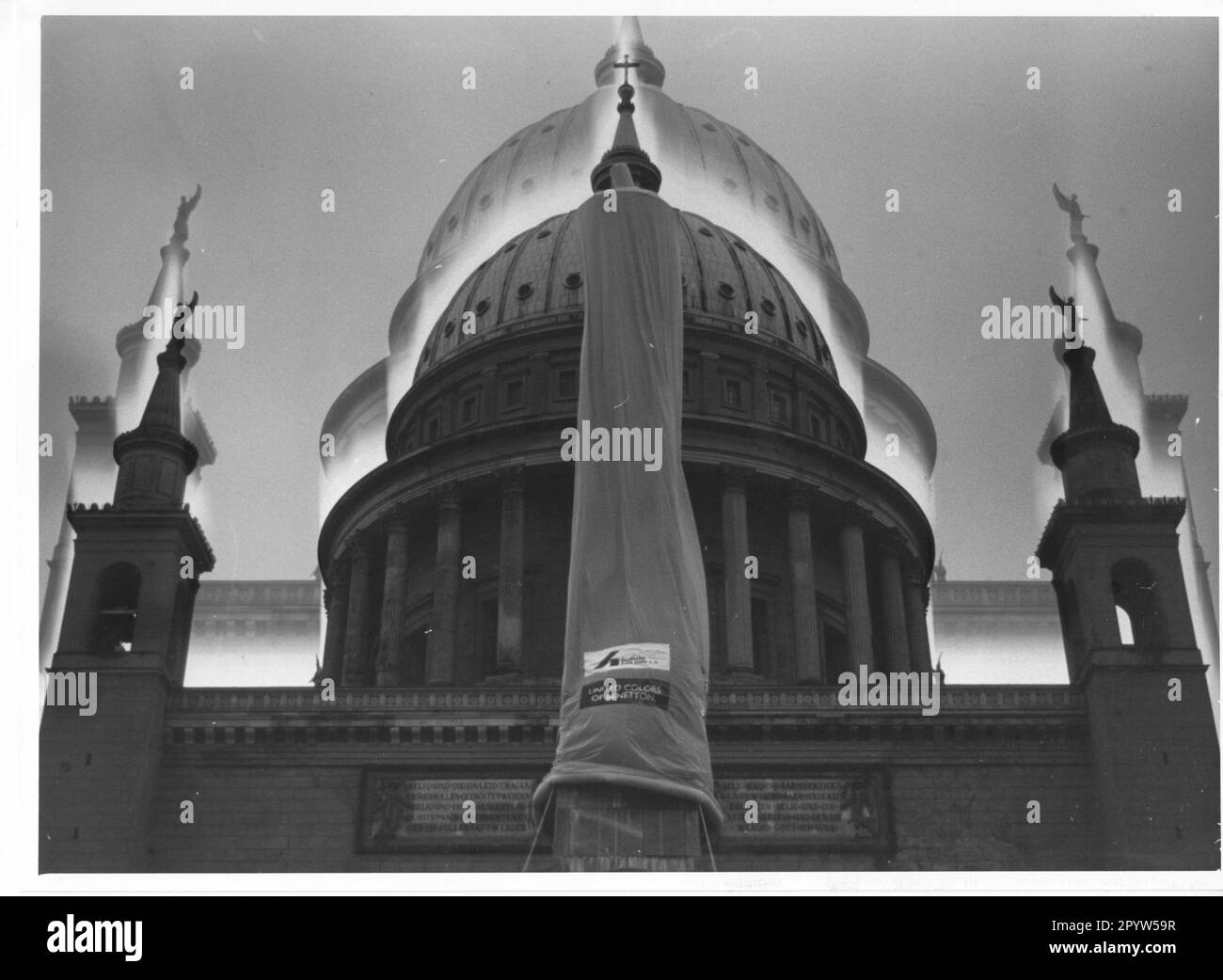 Chiesa protestante San Nikolai. Sul vecchio mercato di Potsdam. Dalla associazione Aids-Hilfe e.V. una copertura (preservativo) è stata fissata su una delle torri angolari. Foto:MAZ/ Hans-Werner Alexander, data sconosciuta, 1990s. [traduzione automatica] Foto Stock