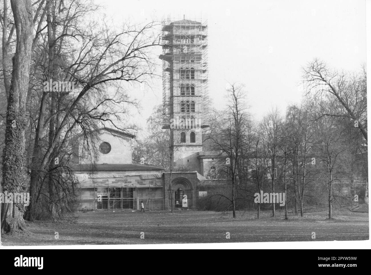 La Chiesa Protestante della Pace nel Parco di Palazzo Sanssouci. Restauro della chiesa. Con campanile impalcato (Campanile). Edifici storici. Photo:MAZ/Michael Hübner, dicembre 1990 [traduzione automatica] Foto Stock
