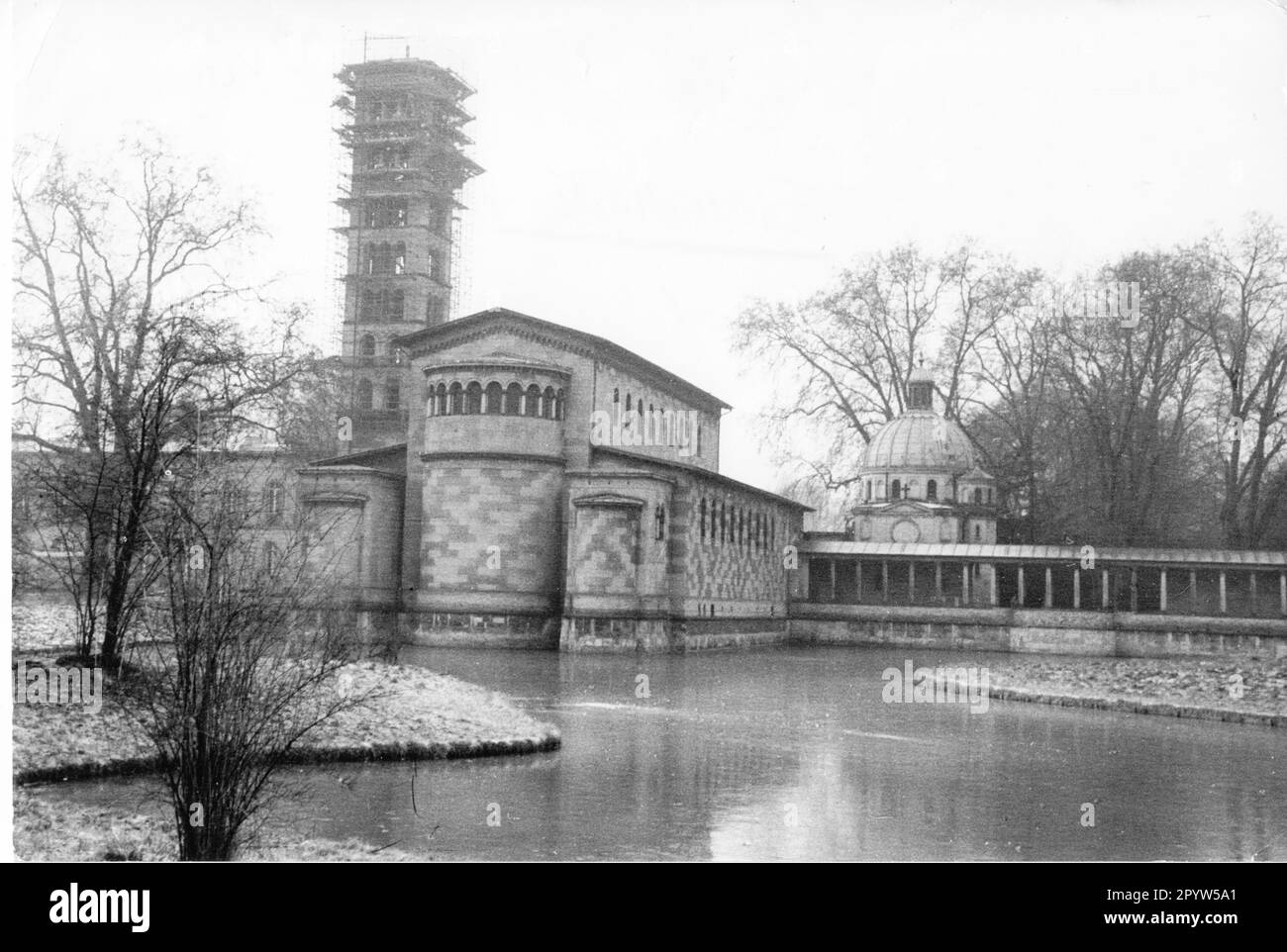 La Chiesa Protestante della Pace nel Parco di Palazzo Sanssouci. Restauro della chiesa. Con campanile impalcato (Campanile). Chiesa. Edifici storici. Photo:MAZ/Michael Hübner, dicembre 1990 [traduzione automatica] Foto Stock