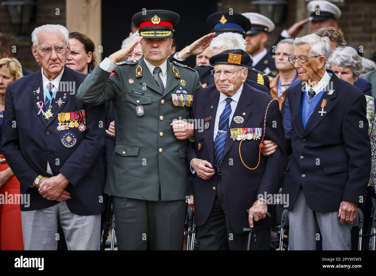 WAGENINGEN - il veterano Max Wolff riceve il sostegno del maggiore generale Dobbenberg tra i veterani Wilbrink e Schippers (lr) durante il defile annuale di Liberazione a Wageningen come omaggio ai liberatori. Durante il defile, veterani ed eredi militari camminano per la Giornata di Liberazione. ANP VINCENT JANNINK olanda fuori - belgio fuori Foto Stock