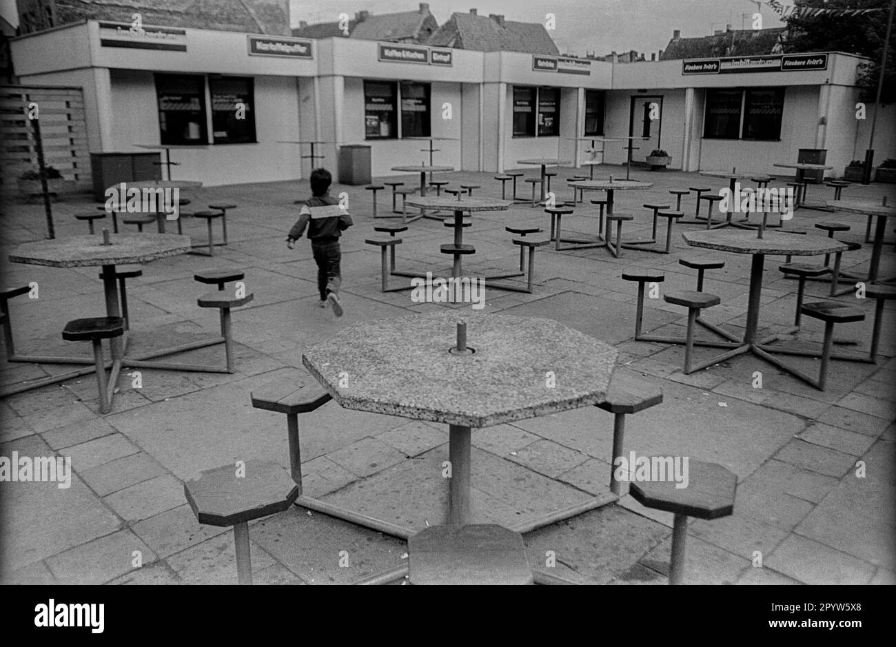 GDR, Stralsund, 18.07.1988, snack stand a Stralsund, tavoli vuoti, bambino, [traduzione automatica] Foto Stock