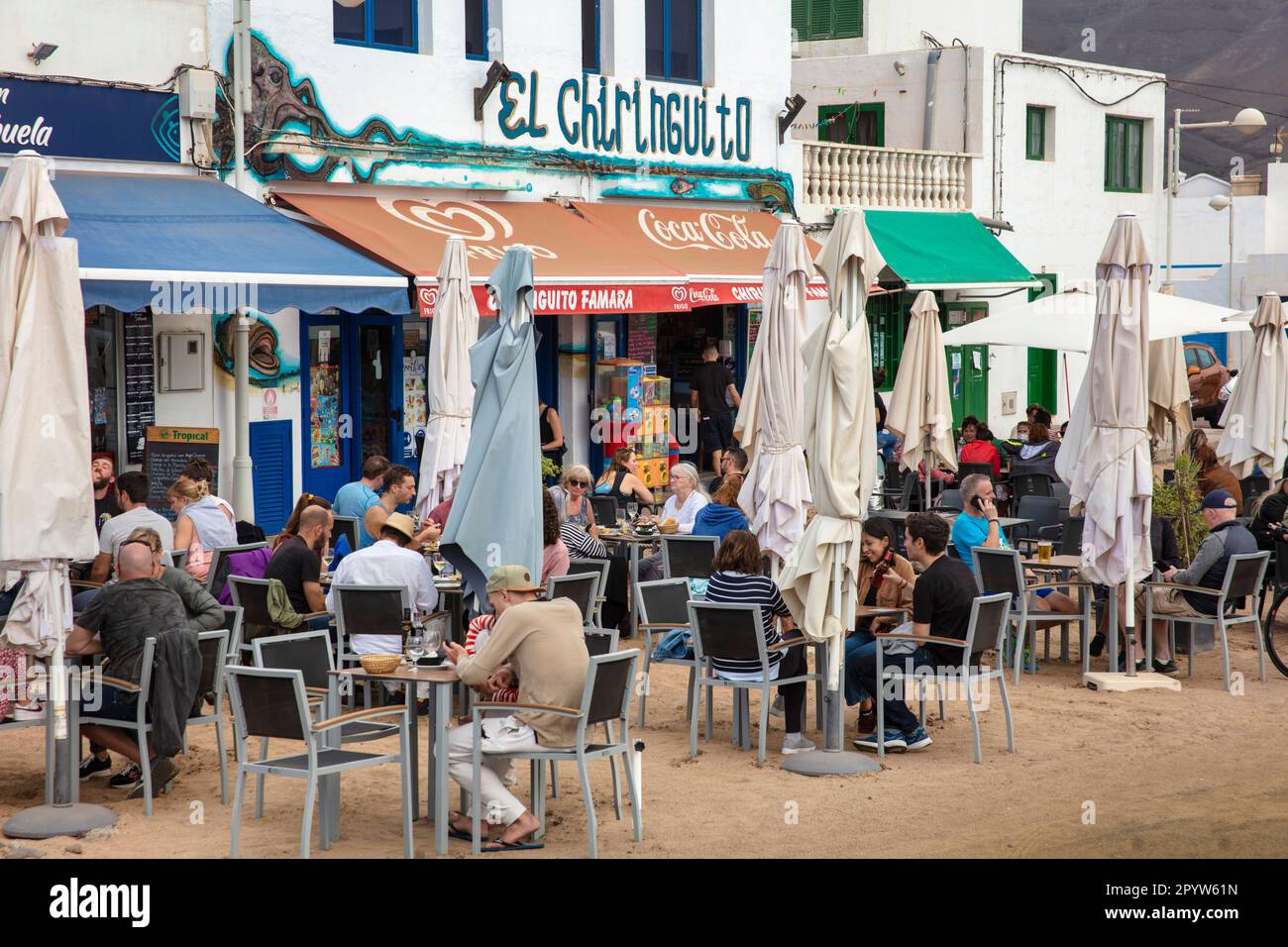 Spagna, Isole Canarie, Lanzarote. Caleta de Famara. Ristorante sul mare. Terrazza esterna. Foto Stock