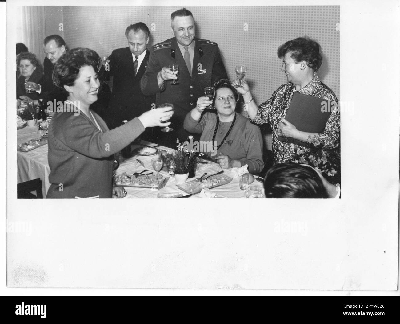 Al ricevimento della Giornata internazionale della donna, le donne tedesche e sovietiche hanno alzato i loro occhiali. (Front.l.)Nina Savorotishcheva. Sull'estrema destra Dr. Emilie Farber, Presidente del Comitato Distrettuale del fronte Nazionale. Tra loro, il colonnello Kushchenko e sua moglie. Dietro di loro Herbert Puchert, presidente del consiglio distrettuale e Werner Wittig, 1st segretario della direzione del distretto SED. Foto: MAZ/ Leon Schmidtke, 08.03.1965 [traduzione automatica] Foto Stock