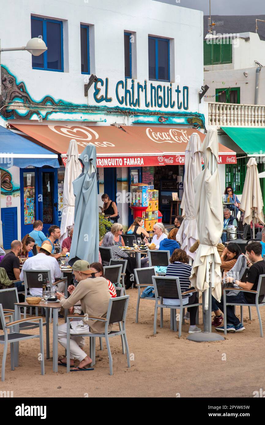 Spagna, Isole Canarie, Lanzarote. Caleta de Famara. Ristorante sul mare. Terrazza esterna. Foto Stock
