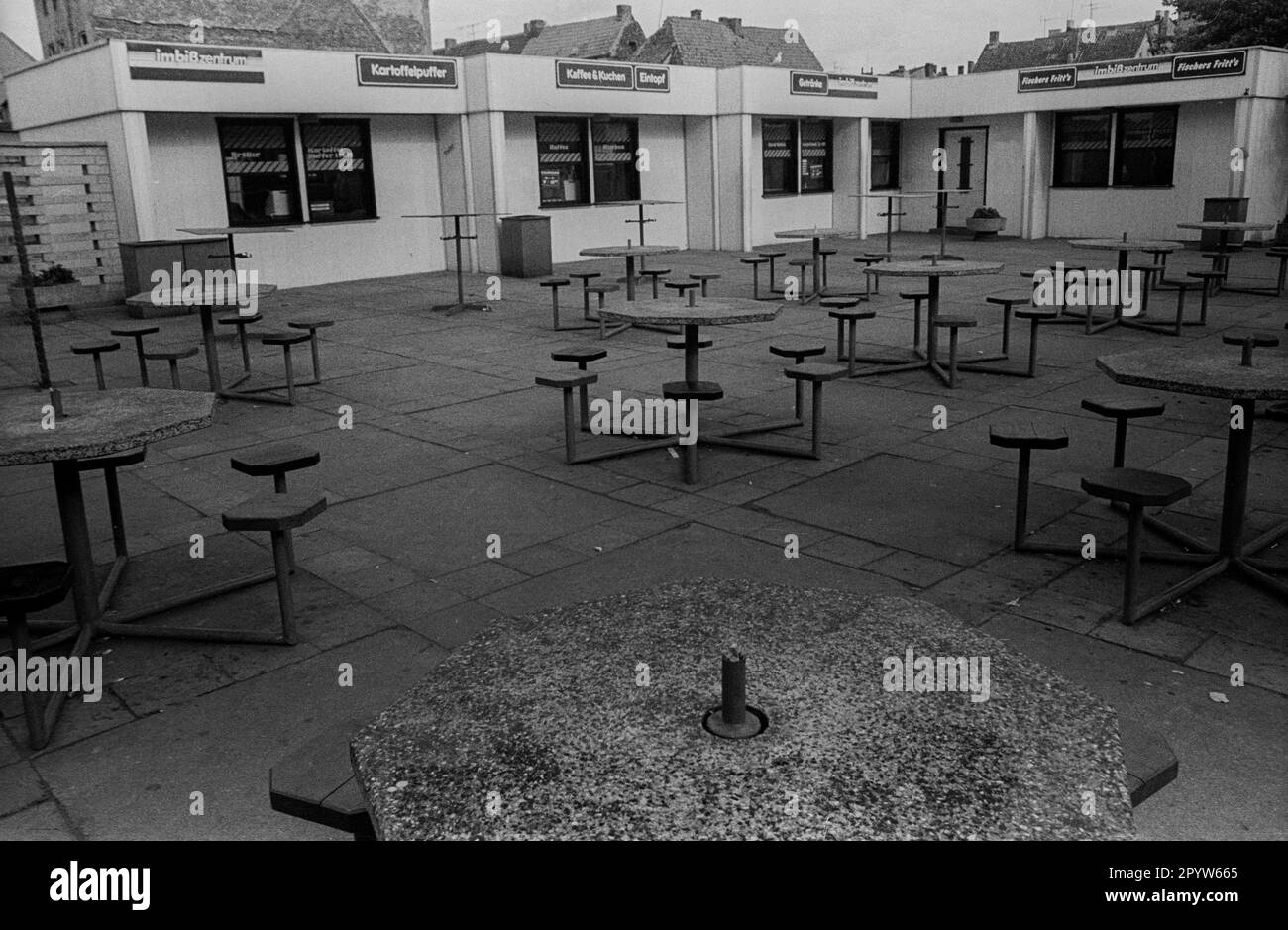 GDR, Stralsund, 18.07.1988, snack stand a Stralsund, tavoli vuoti, [traduzione automatica] Foto Stock