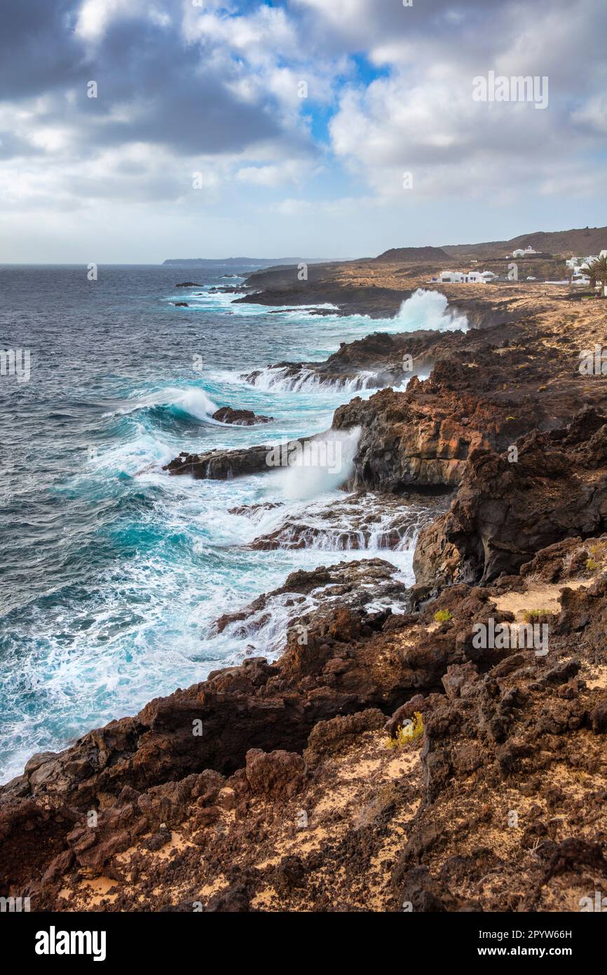 Spagna, Isole Canarie, Lanzarote, Charco del Palo. Oceano Atlantico e costa durante la tempesta. Foto Stock