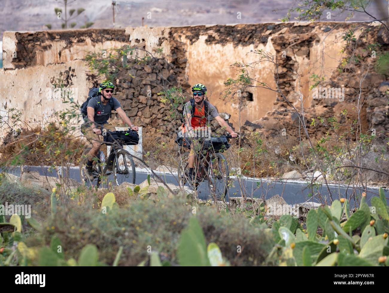 Spagna, Isole Canarie, Lanzarote, Mala. Ciclisti ricreativi. Foto Stock