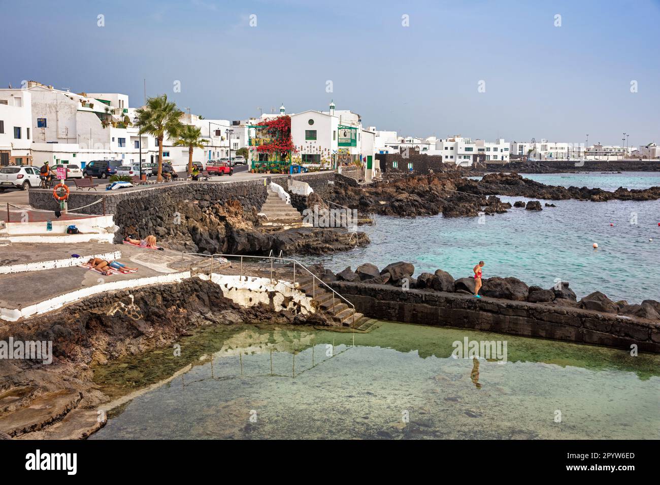 Spagna, Isole Canarie, Lanzarote, Punta Mujeres. persone che nuotano e si rilassano al mare. Foto Stock