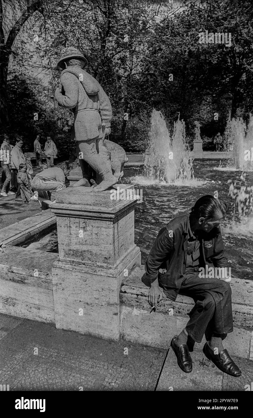 GDR, Berlino, 06.05.1989, fontana fiabesca, uomo con sigaretta, [traduzione automatica] Foto Stock