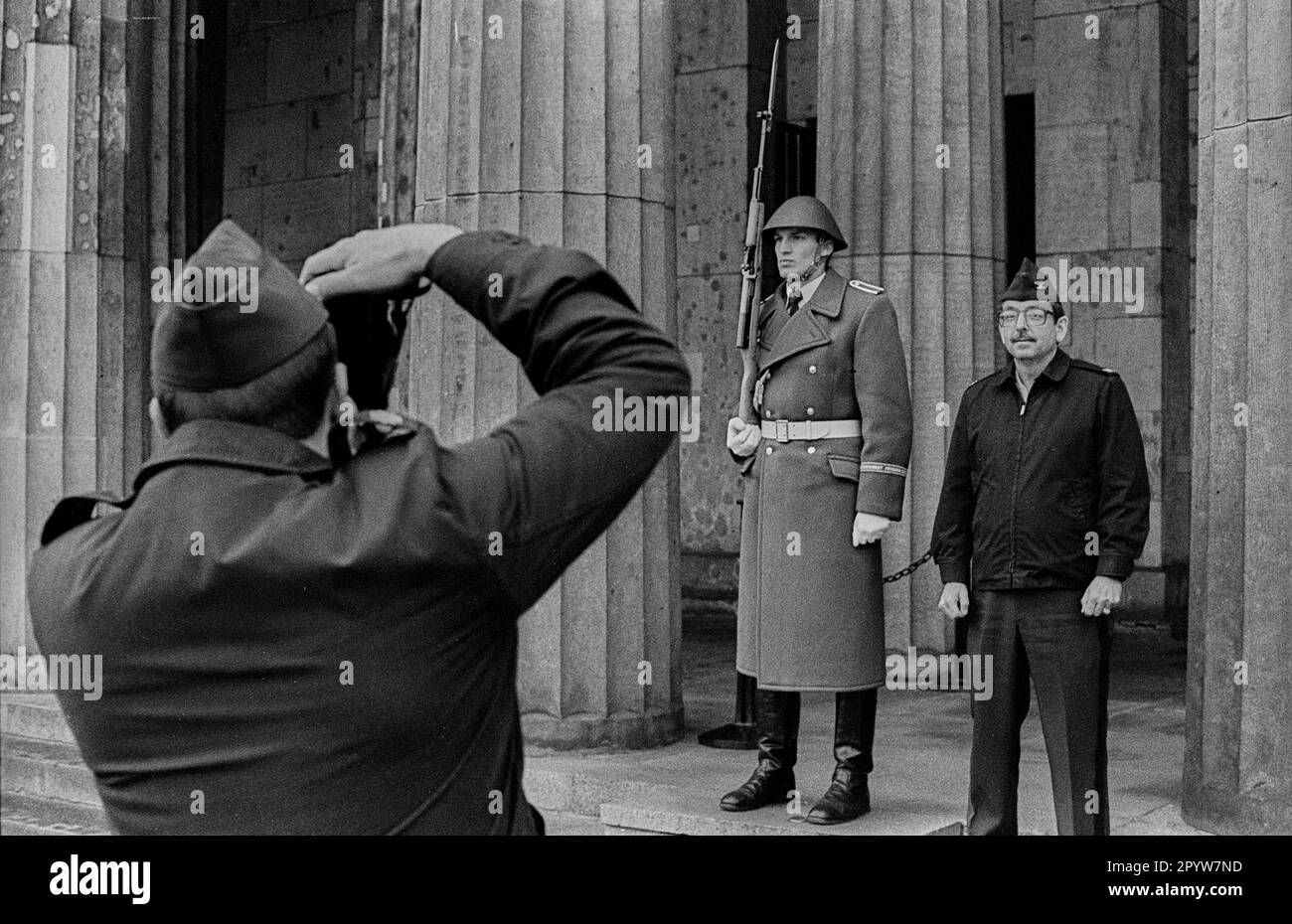 GDR, Berlino, 09.11.1988, soldato americano ha la sua foto scattata dal suo compagno accanto a un soldato del reggimento di guardia Felix Dzerzhinsky di fronte al Neue Wache, n [traduzione automatica] Foto Stock