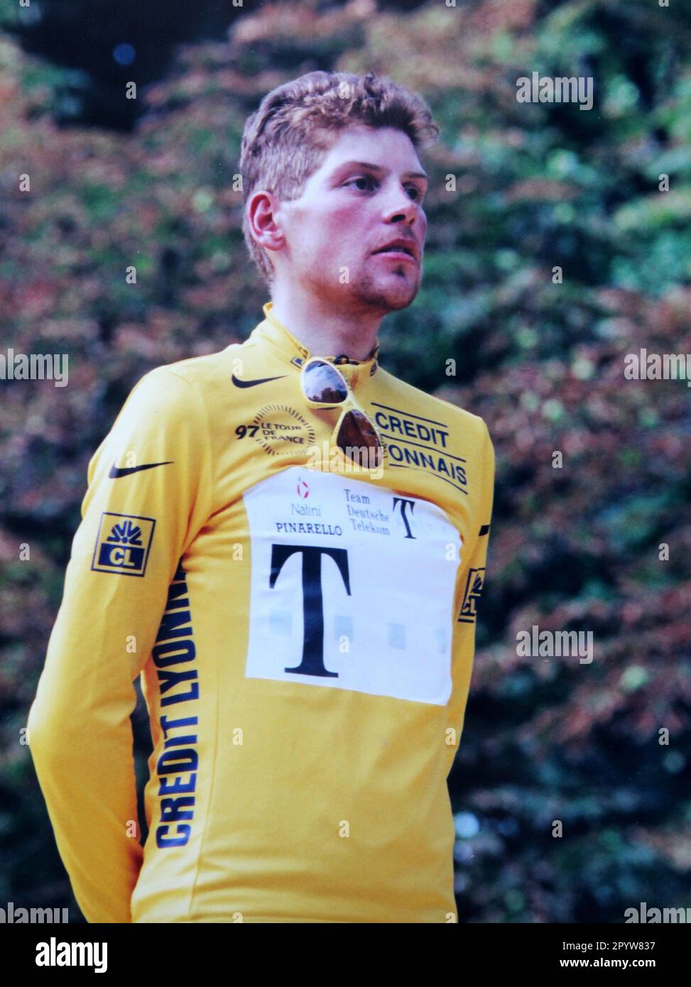 Jan Ullrich come vincitore assoluto del Tour de France ascolta l'inno. [ traduzione automatica] Foto stock - Alamy