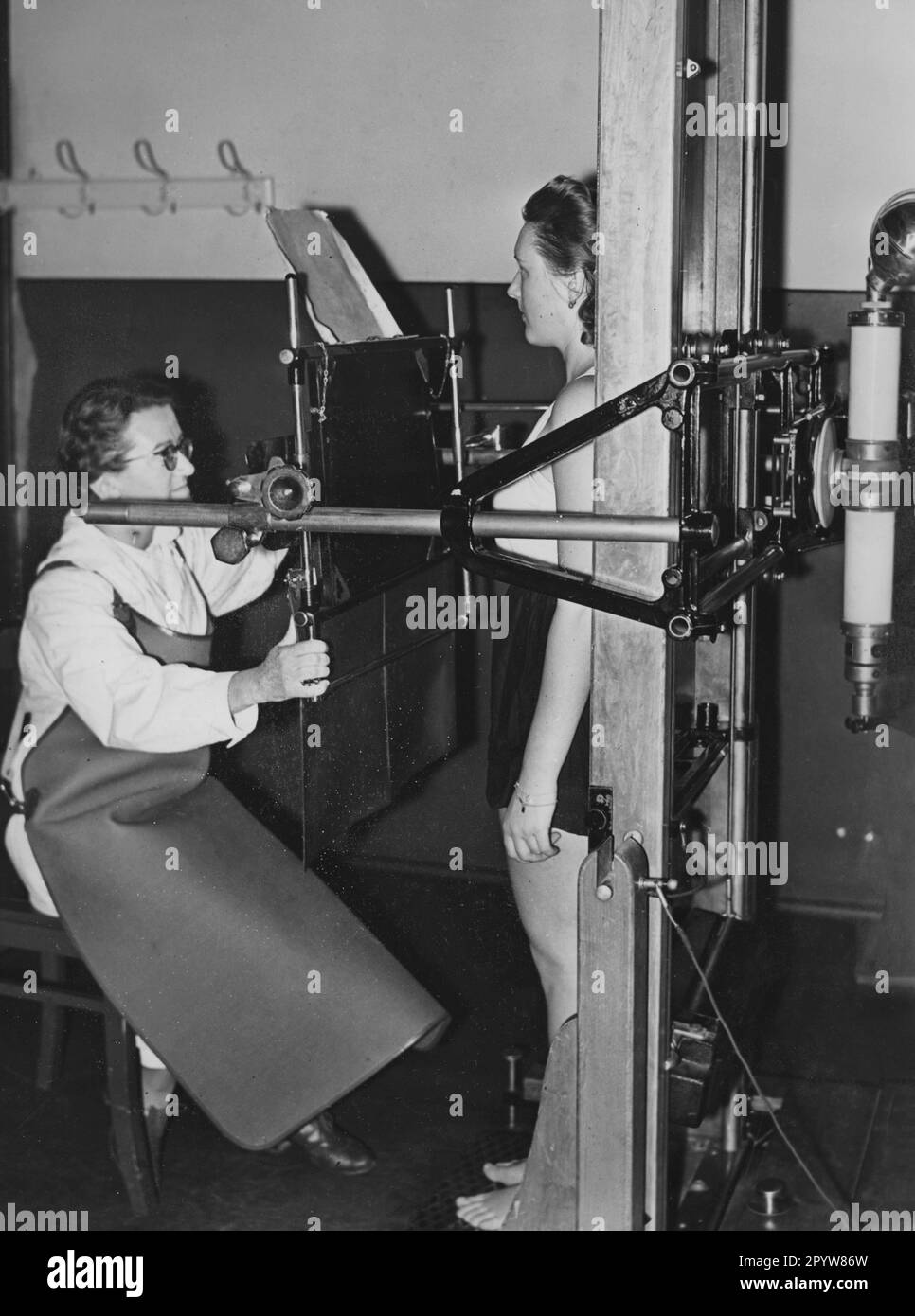 Una giovane donna sottoposta ad un esame di idoneità per il servizio nel Recihsarbeitsdienst. Esame radiologico. Foto: Schwahn [traduzione automatica] Foto Stock