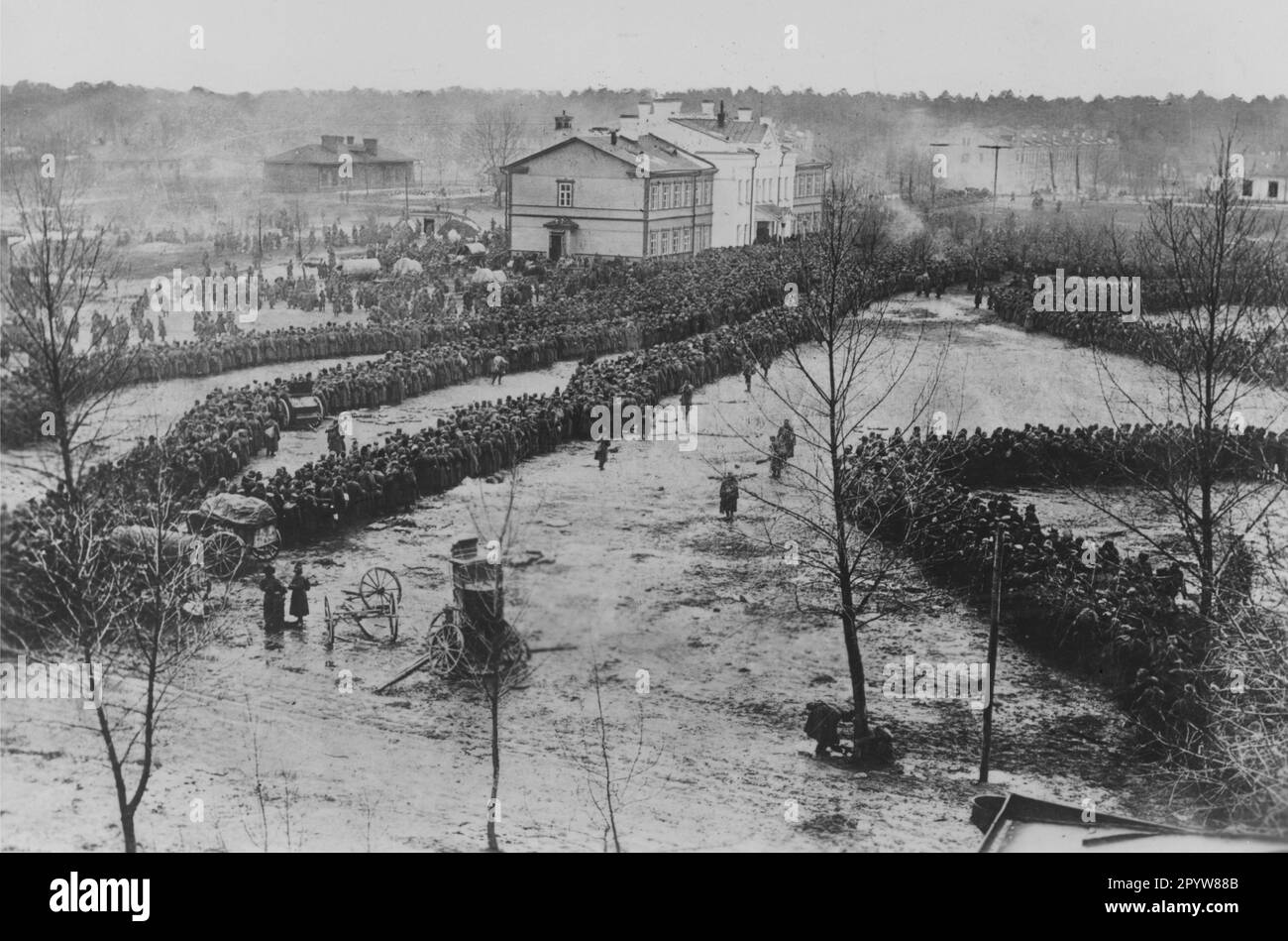 I prigionieri russi si prendono cura di Augustovo. [traduzione automatica] Foto Stock