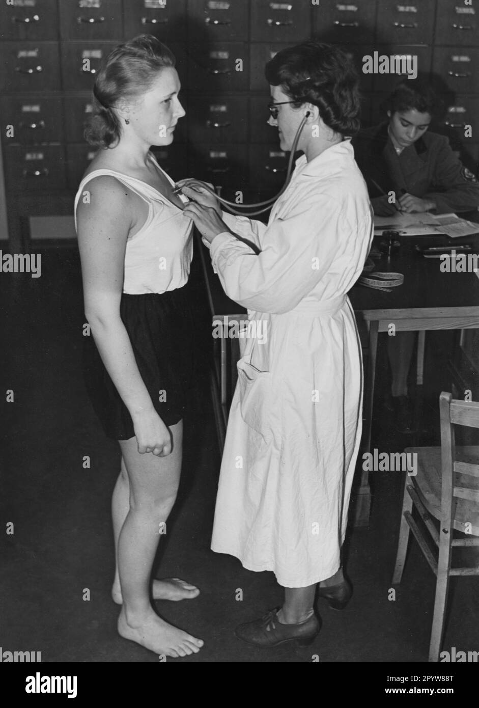 Una giovane donna sottoposta ad un esame di idoneità per il servizio nel Recihsarbeitsdienst. Foto: Schwahn [traduzione automatica] Foto Stock
