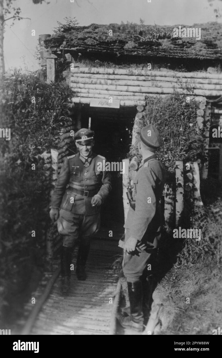 Il maggiore Generale Walther Hahm, comandante della Divisione Fanteria 260th, lascia il bunker di un reggimento della sua divisione nella sezione centrale del fronte Orientale vicino a Ssawinki dopo un briefing. Foto: Momber. [traduzione automatica] Foto Stock