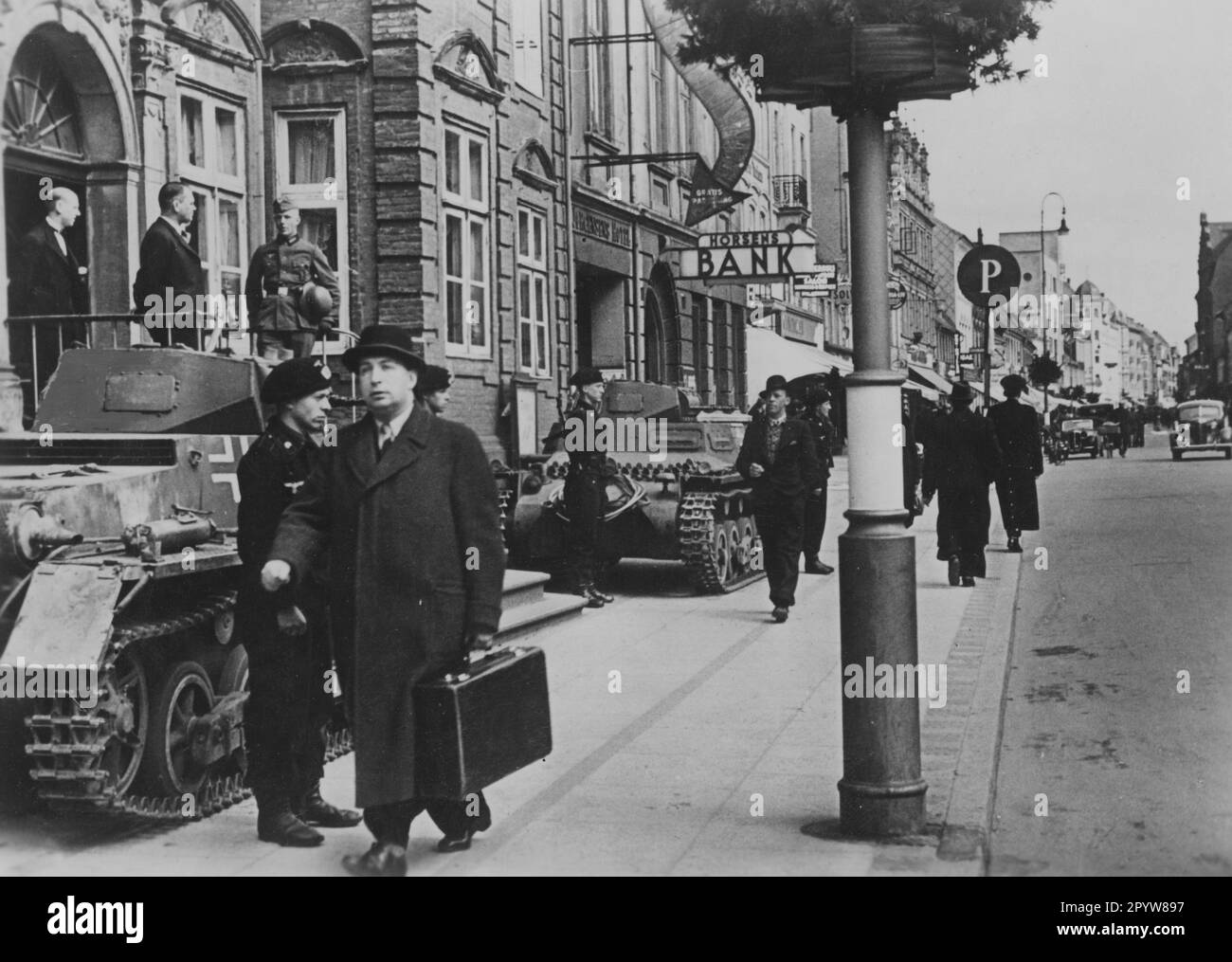 Dopo l'occupazione della Danimarca: Sede di un'unità cisterna tedesca a Horsens. Due vasche Panzer i sono in piedi davanti all'edificio. Foto: Stolzenberg. [traduzione automatica] Foto Stock