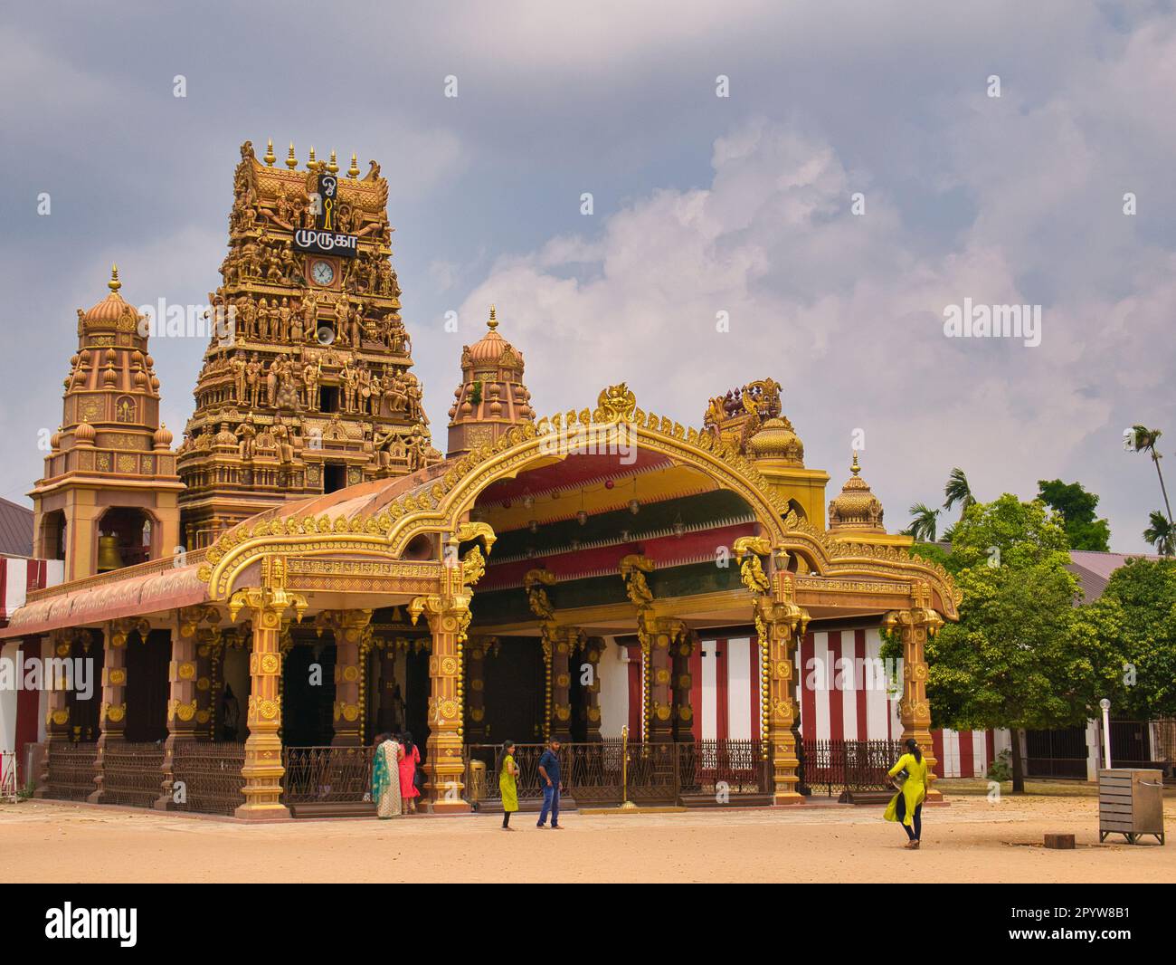 L'entrata al Tempio di Nallur Kandaswamy a Jaffna, nel nord dello Sri Lanka, completo di un gopuram a cinque piani intagliato in ornato negli archi Dravidiani Foto Stock