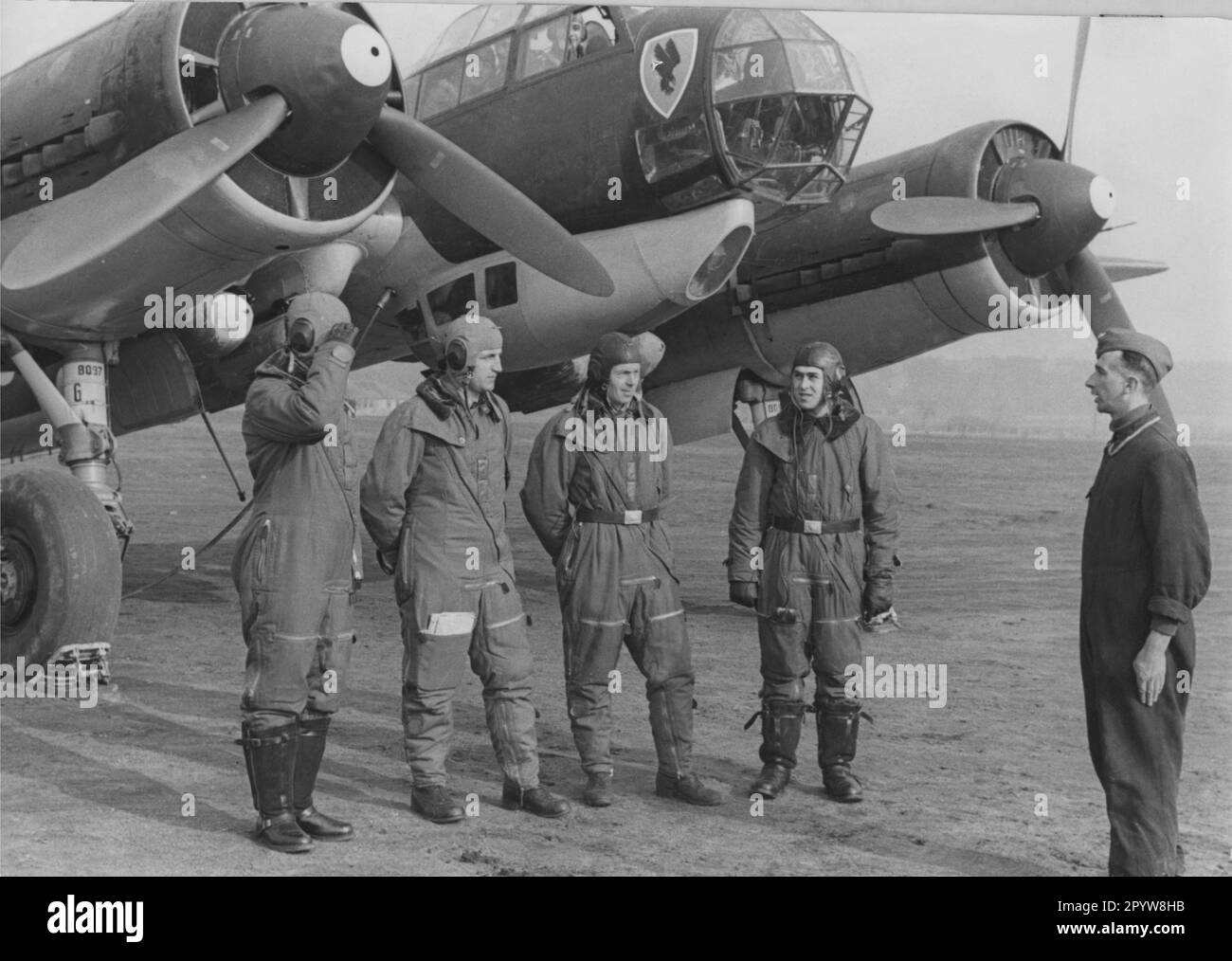 L'equipaggio di un combattente Junkers Ju 88 riceve il messaggio della guerra. L'emblema dello squadrone sullo sfondo dei Junkers appartiene allo squadrone da COMBATTIMENTO KG 30. [traduzione automatica] Foto Stock