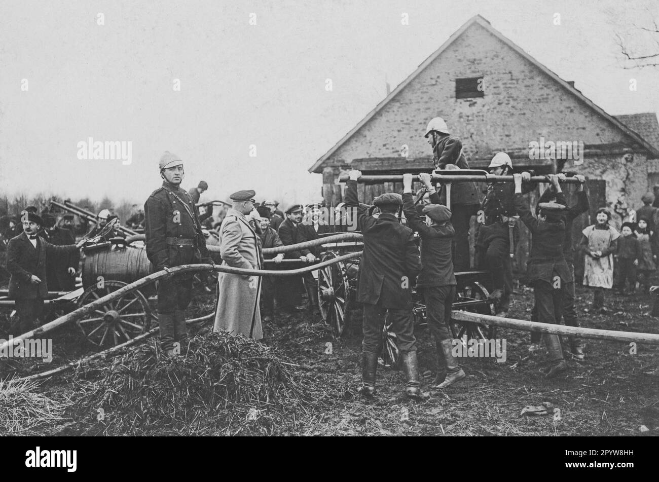 Il servizio volontario dei vigili del fuoco di un villaggio russo ha pulito le case del villaggio. [traduzione automatica] Foto Stock