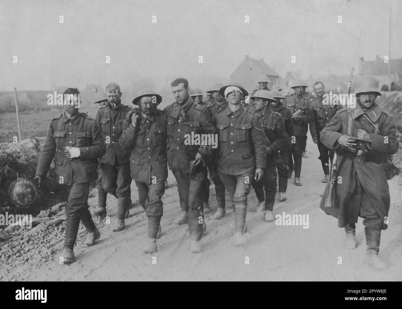 Un soldato tedesco porta i prigionieri britannici alle spalle. La fotografia è stata scattata durante la battaglia dell'Aisne nel 1917. [traduzione automatica] Foto Stock