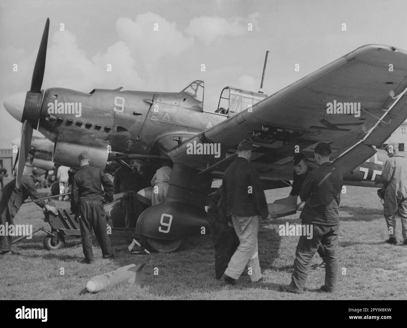 Equipaggio di terra che carica uno Stuka Junkers Ju 87 con bombe per una missione contro un convoglio nella Manica. [traduzione automatica] Foto Stock