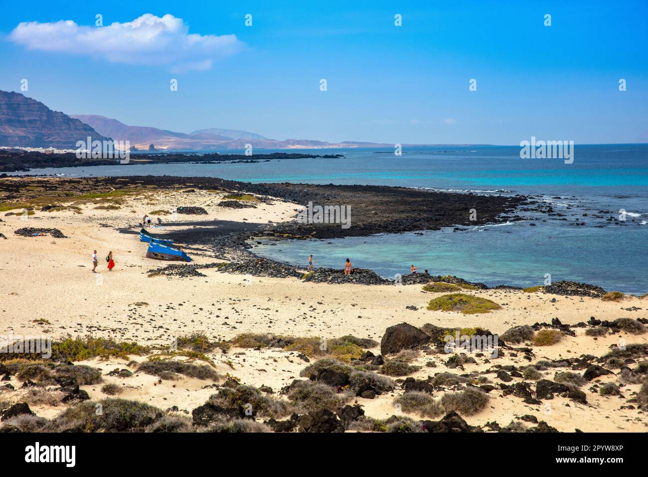 Spagna, Isole Canarie, Lanzarote, Orzola. Spiaggia dell'Oceano Atlantico. Foto Stock