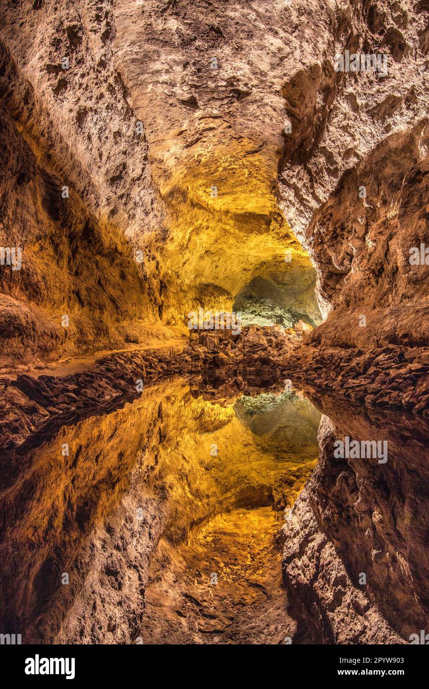 Spagna, Isole Canarie, Lanzarote, Orzola. Regione chiamata Malpais de la Corona. Grotte chiamato Cueva de los Verdes. Interni progettati da Cesar Man Foto Stock