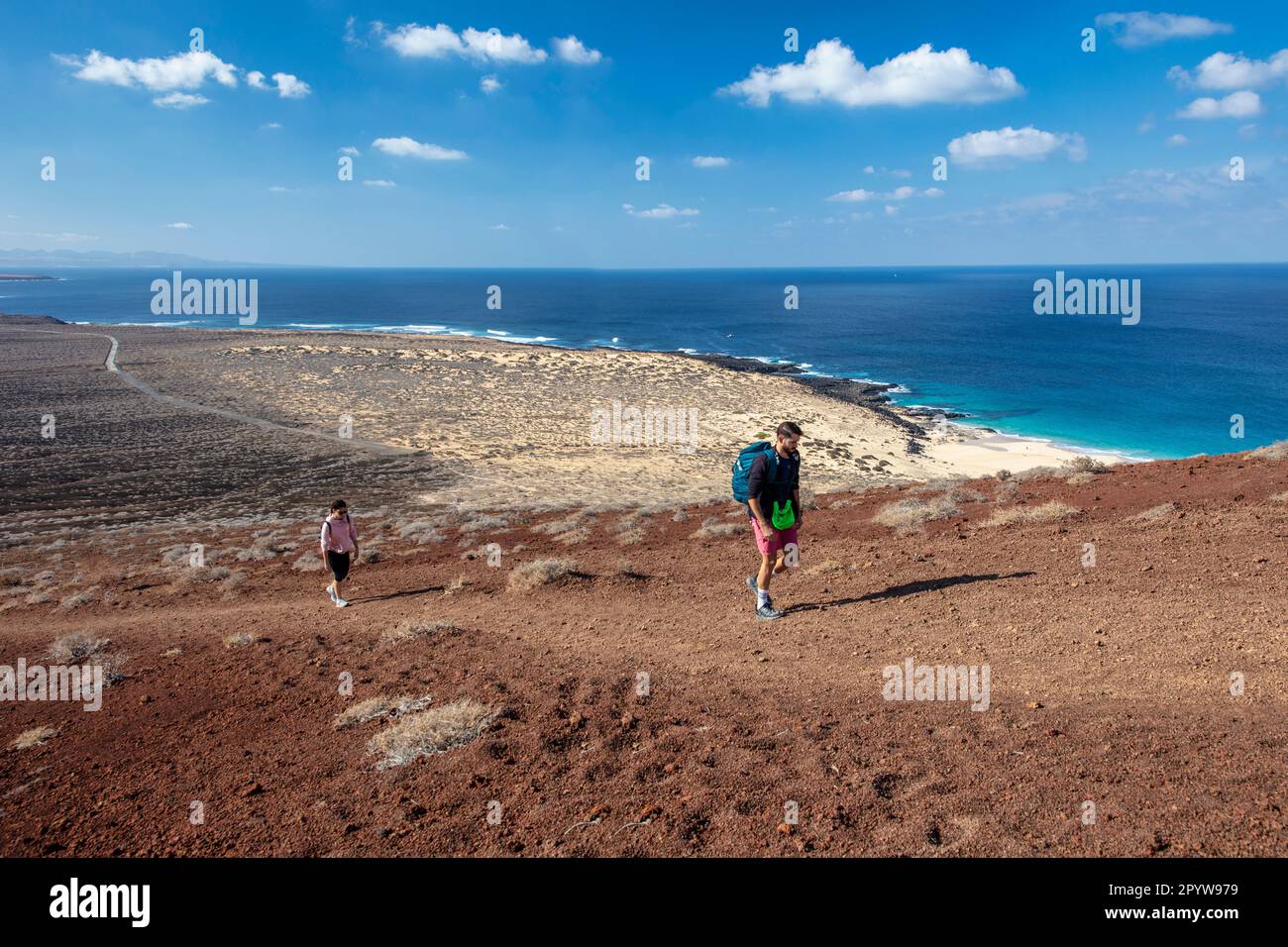 Spagna, Isole Canarie, Lanzarote, la Graciosa. Spiaggia di Las Conchas. Arrampicata vulcano. Foto Stock