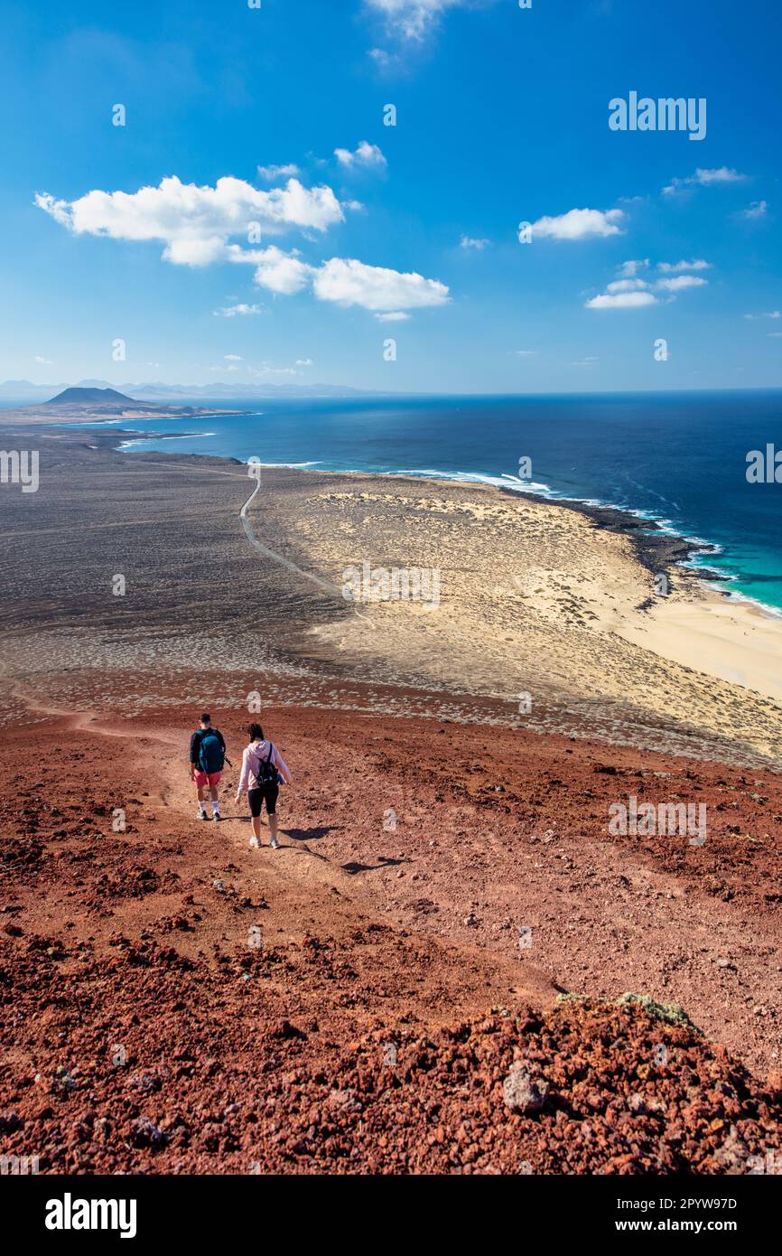 Spagna, Isole Canarie, Lanzarote, la Graciosa. Spiaggia di Las Conchas. Arrampicata vulcano. Foto Stock