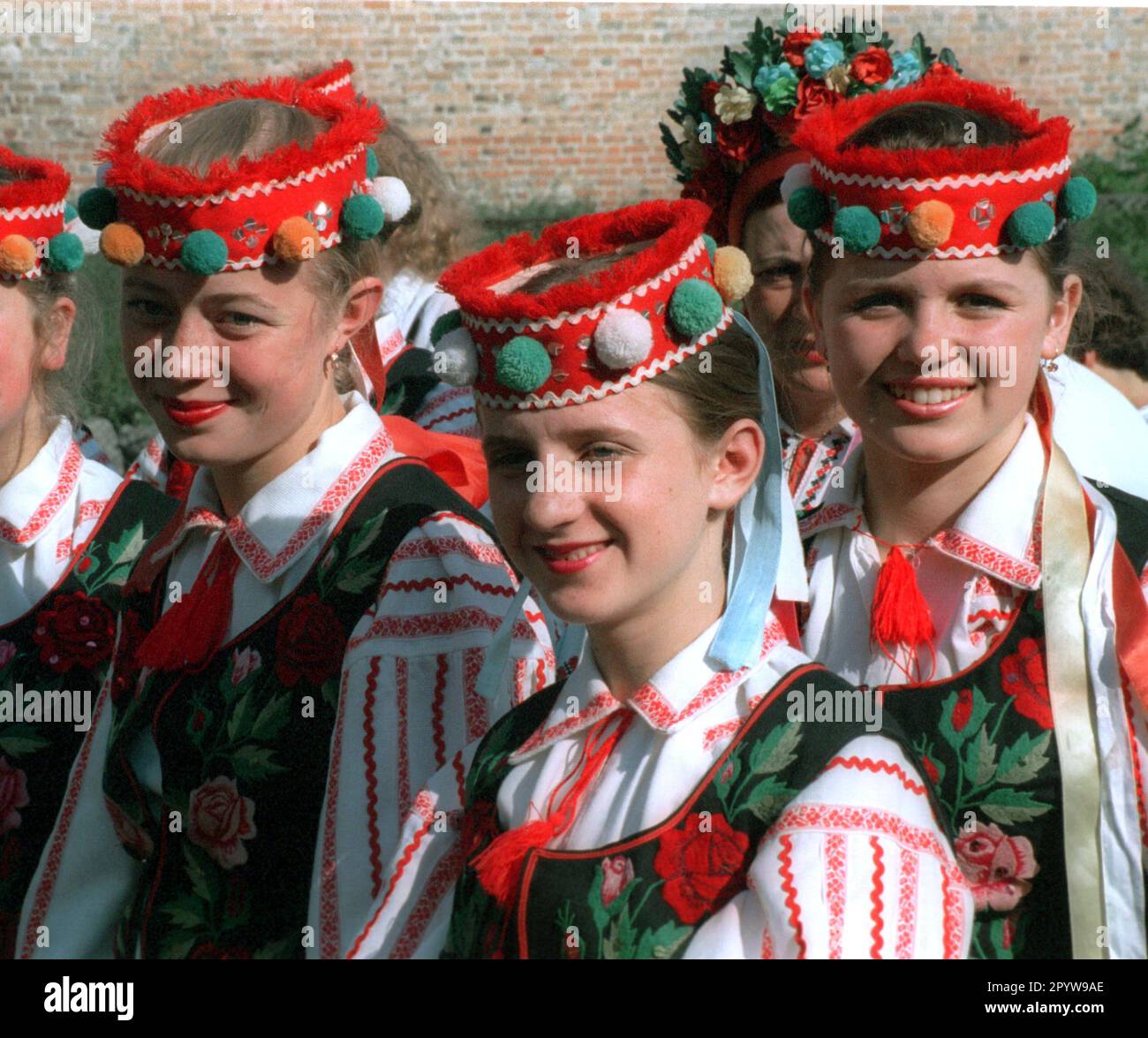 Ucraina / Donne / 1998 ragazze di un gruppo folcloristico a Luzk, Ucraina occidentale // volti delle donne / Ucraina / Folklore / Festival / [traduzione automatica] Foto Stock