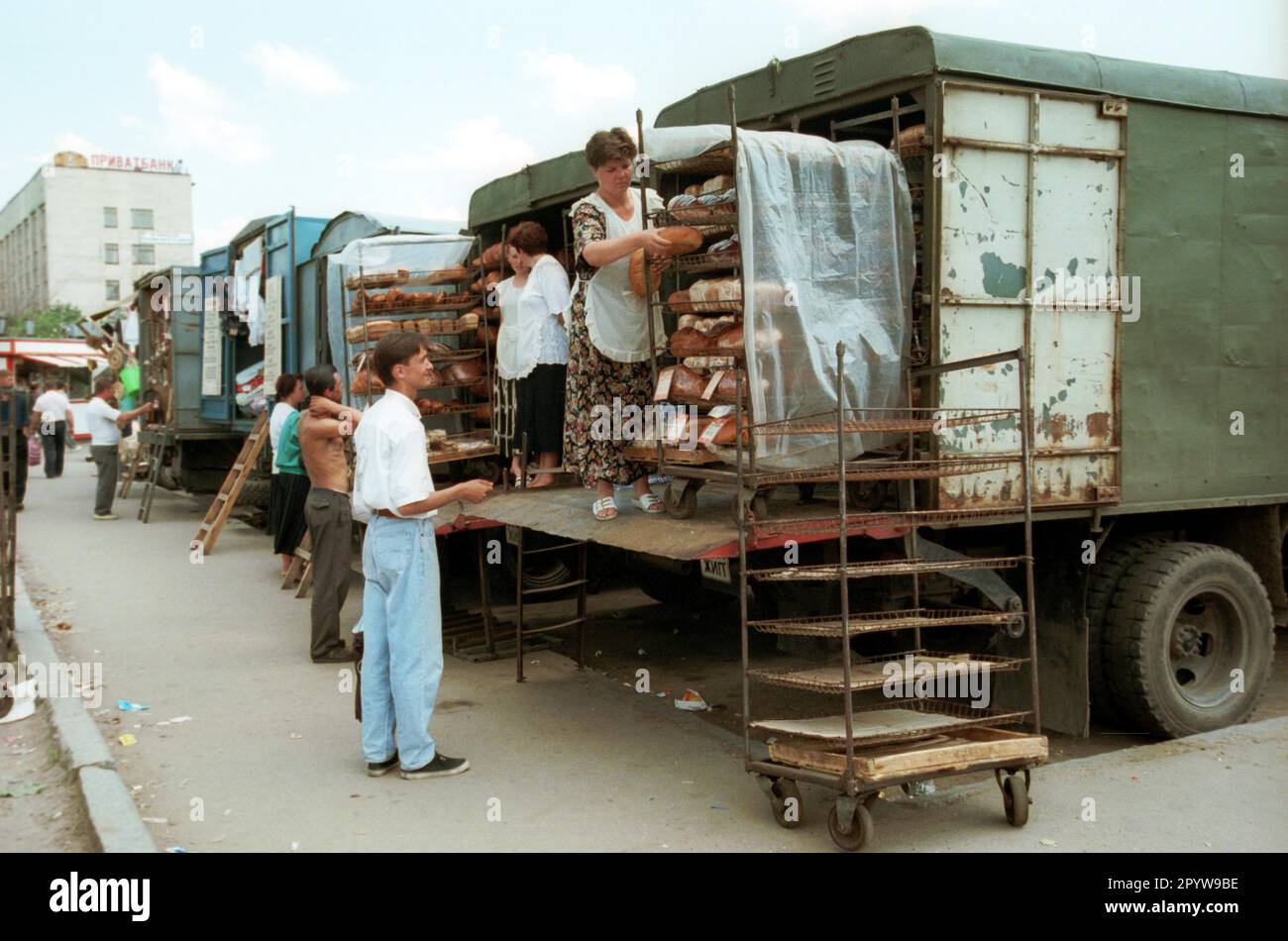 Ucraina / Economia / Commercio 1998 mercato in Shitomir, la vendita di pane dal camion giù. Il paese è attualmente rifornito di tali mercati. Non ci sono super mercati o centri commerciali. // mercato / Negozio / Food [traduzione automatica] Foto Stock