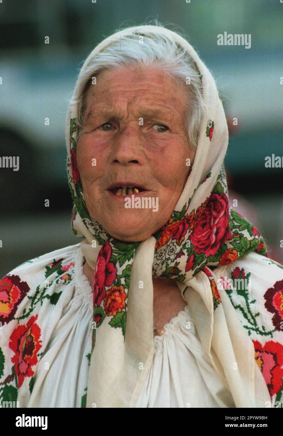 Ucraina / Paese / persone 1998 donna Ucraina a Luzk, Ucraina occidentale, costume popolare. (All'estremità di una processione di festival) // anziani / anziani / UA [traduzione automatica] Foto Stock