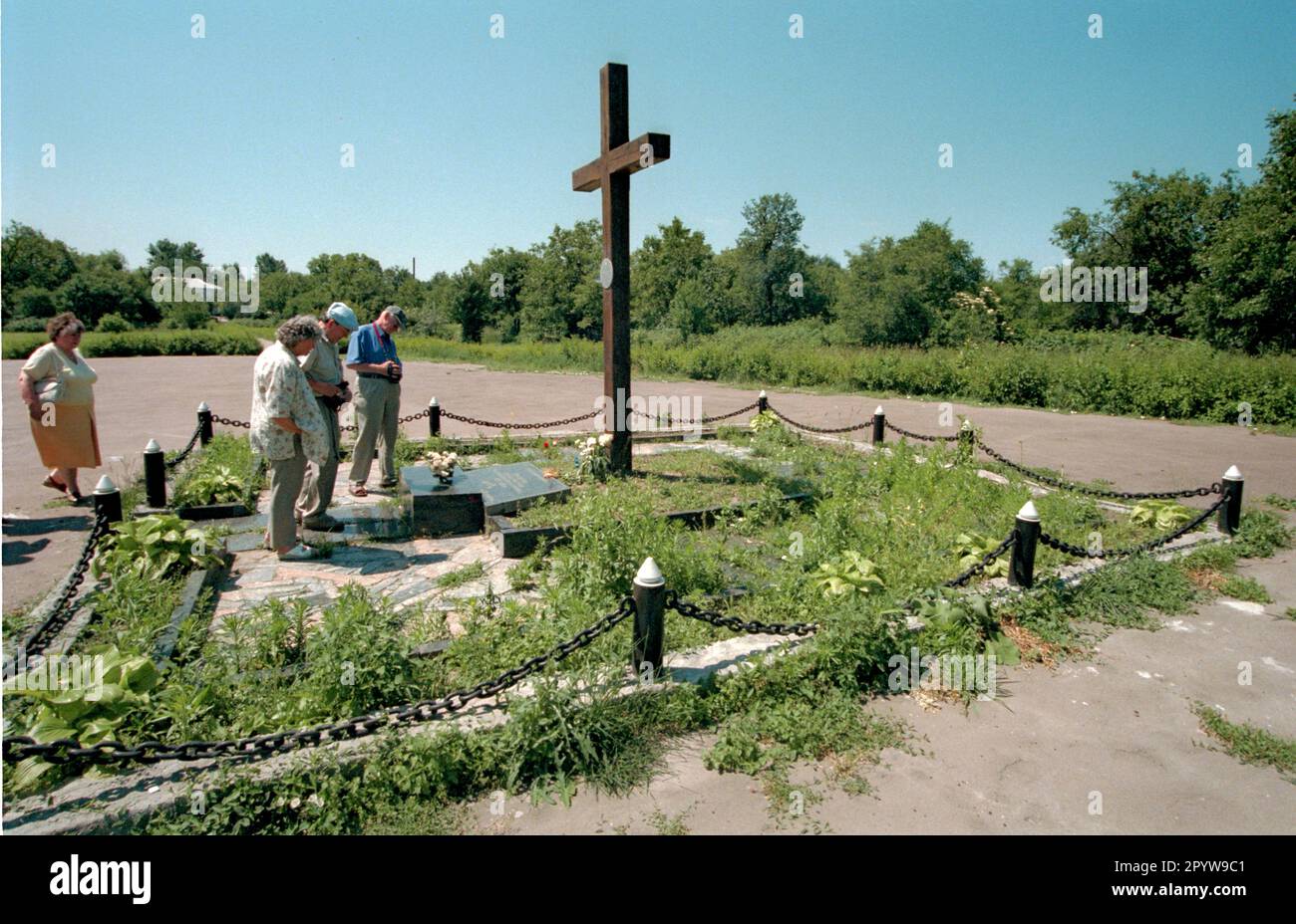 Ucraina / Memorials / 1998 Shitomir, memoriale per l'esecuzione delle purge di Stalin del 1937/1938. Specialmente Volhynia-tedeschi sono stati uccisi qui con colpo nel collo. Questa croce esiste dal 1996. // Tedeschi della gente / Storia / Comunismo / esecuzioni / Monumenti / vittime tedesche private / glazieri / Volhynia [traduzione automatica] Foto Stock