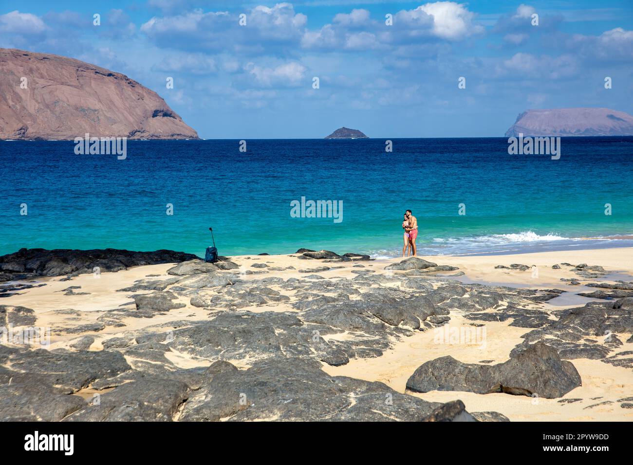 Spagna, Isole Canarie, Lanzarote, la Graciosa. Spiaggia di Las Conchas. Arrampicata vulcano. Coppia che prende selfie. Foto Stock