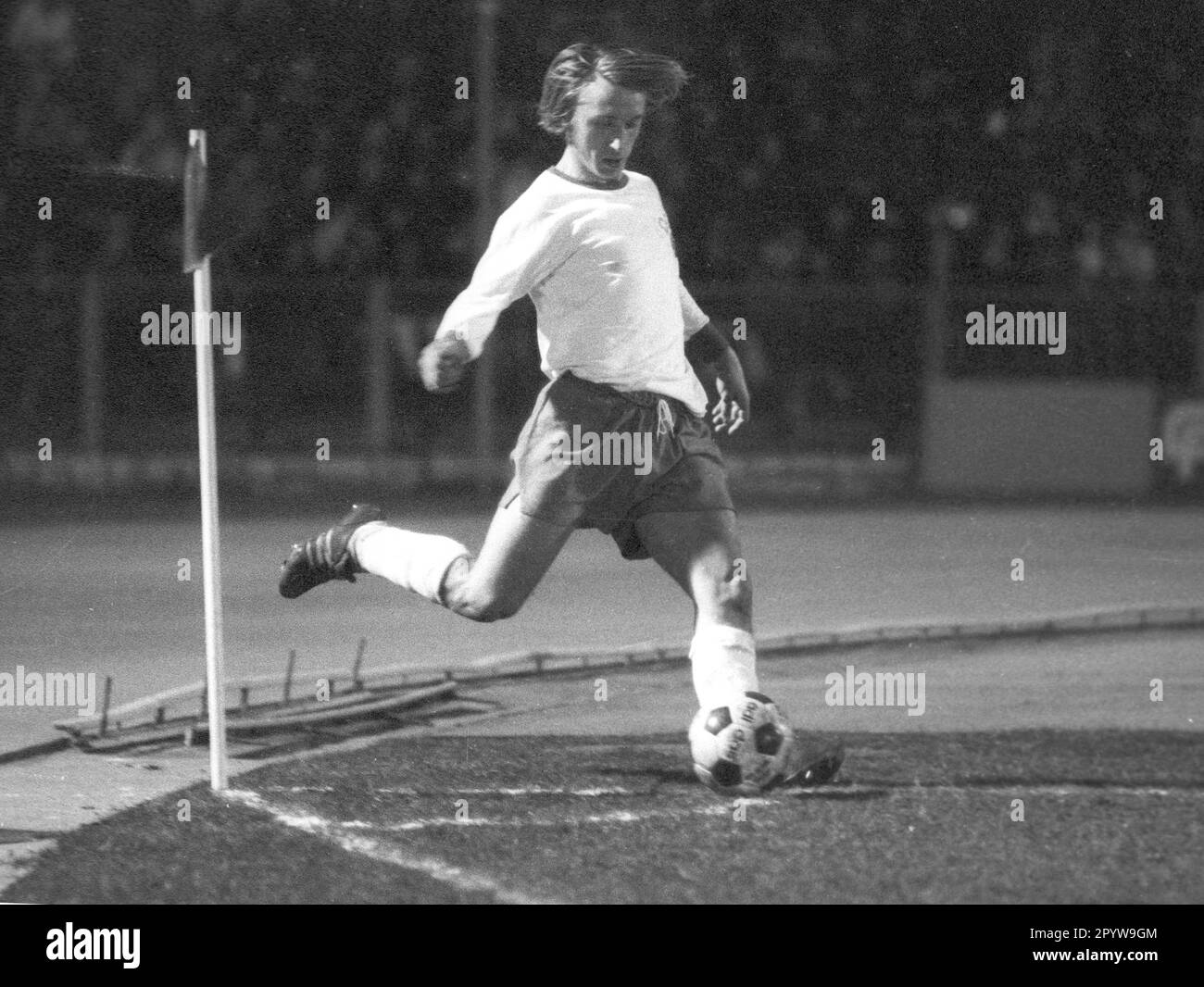 GDR - Belgio 1:0 /13.03.1974/ Joachim Streich (GDR) in azione nella maglia nazionale, spara l'angolo [traduzione automatica] Foto Stock