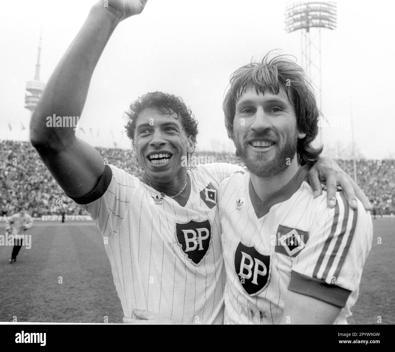 FC Bayern München - Hamburger SV 3:4 / 24.04.1982 / William -Jimmy- Hartwig e Manfred Kaltz (HSV) acclamano dopo la partita solo per uso giornalistico! Solo per uso editoriale! [traduzione automatica] Foto Stock