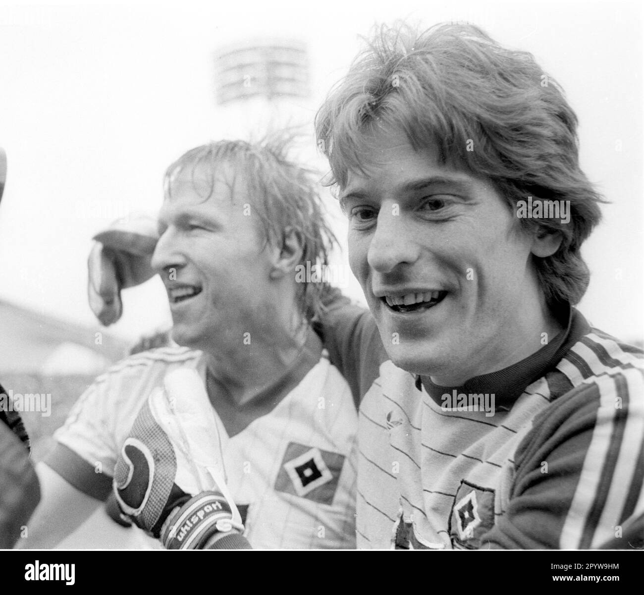FC Bayern München - Hamburger SV 3:4 / 24.04.1982 / portiere Uli Stein (HSV) Hugs Horst Hrubustesch (a sinistra), che ha segnato due volte, dopo il gioco solo per uso giornalistico! Solo per uso editoriale! [traduzione automatica] Foto Stock