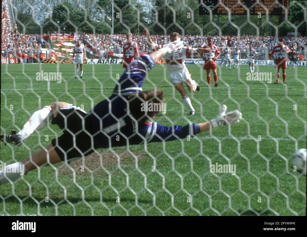Bayer 04 Leverkusen - VFB Stoccarda 1:2 /16.05.1992/ VFB campione tedesco 1992. Obiettivo 1:1 equalizzatore di Fritz Walter (VFB) contro il portiere Vollborn (LEV) [traduzione automatica] Foto Stock