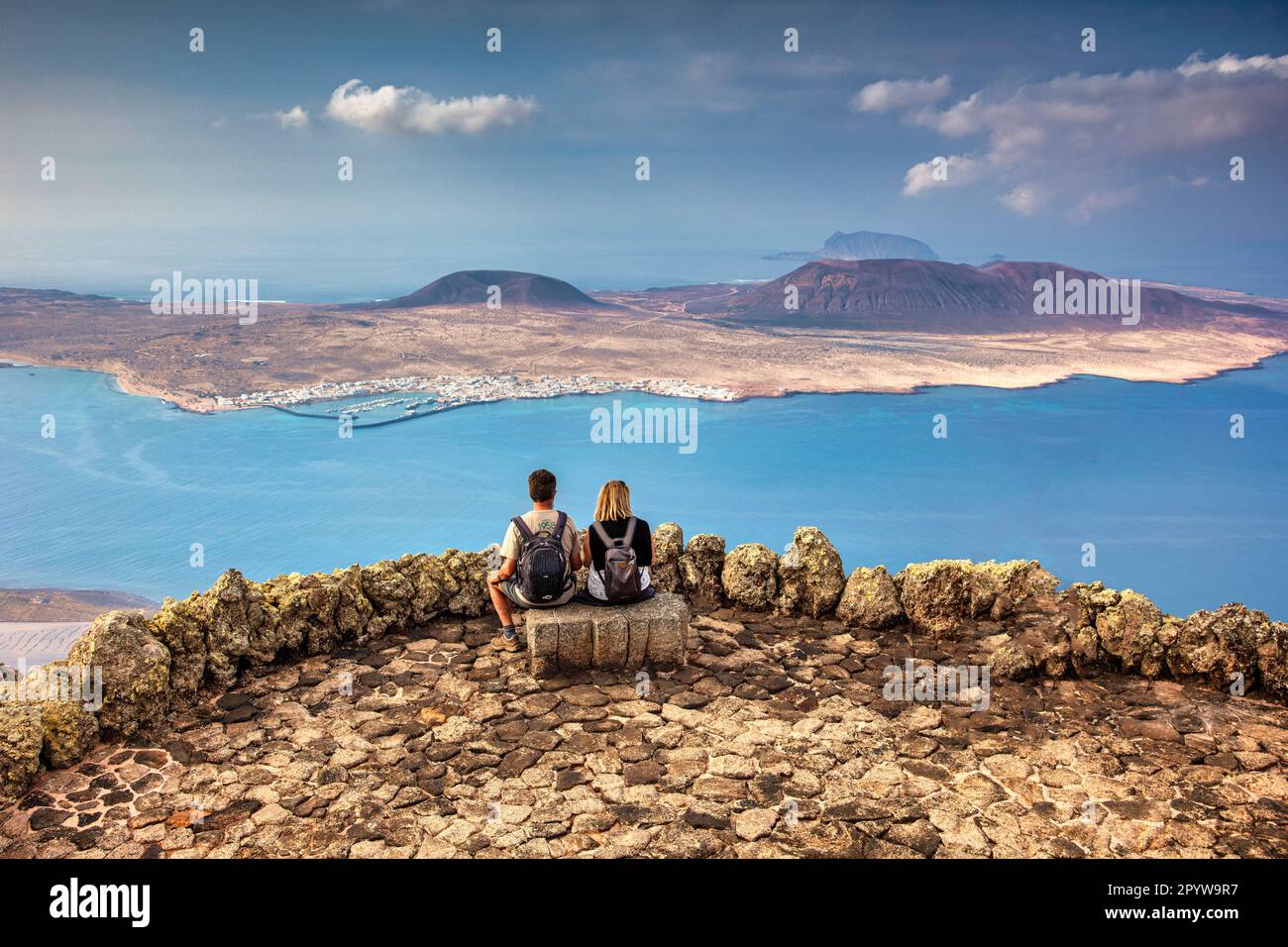 Spagna, Isole Canarie, Lanzarote, Ye. Punto panoramico, vista sul Mirador del Rio. Progettato da Cesar Manrique. Sfondo isola la Graciosa. Foto Stock