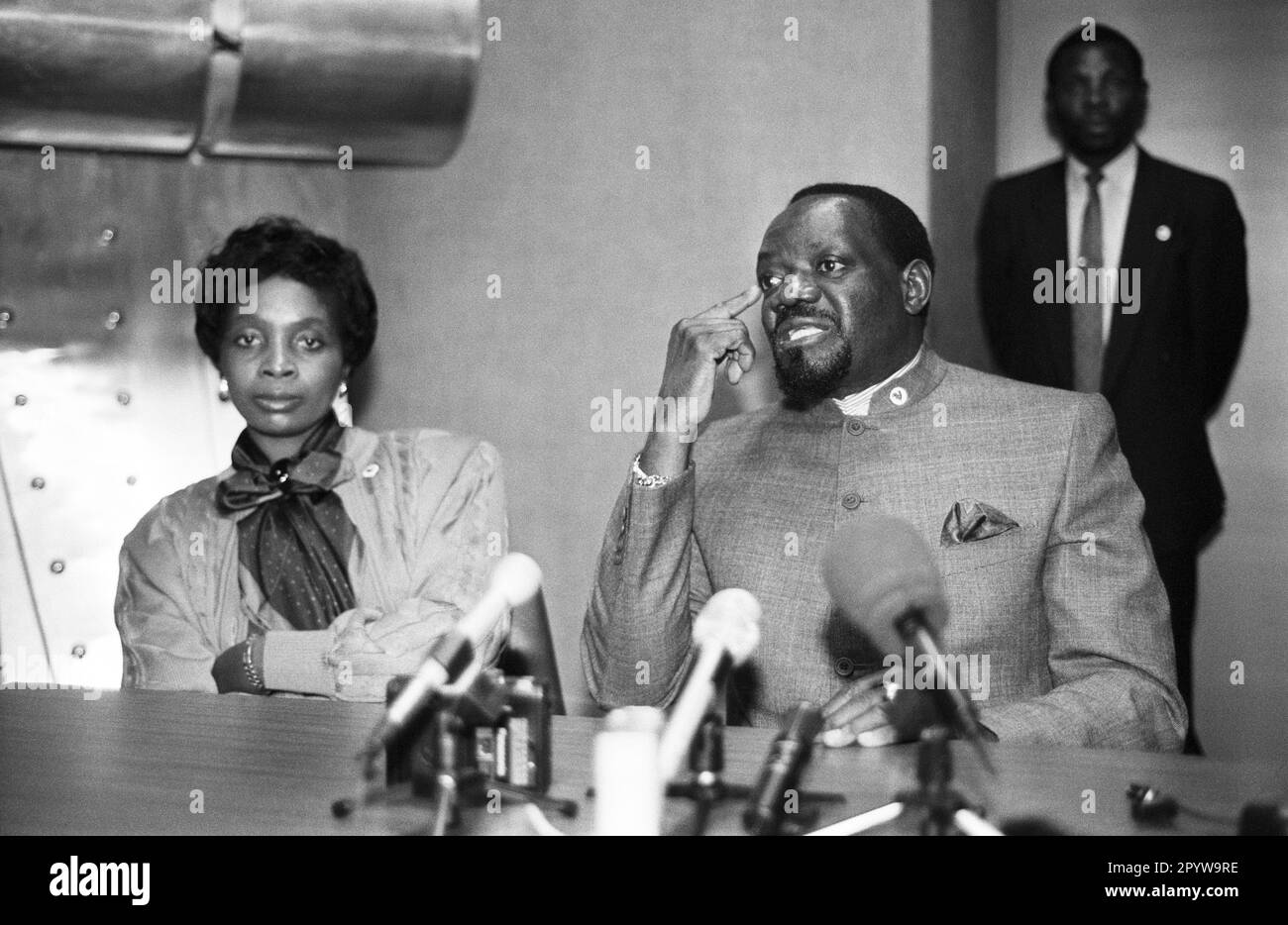 Svizzera, Ginevra, 03.05.1991. Archivio.: 27-11-21 Visita del Presidente dell'UNITA Savimbi Foto: Jonas Malheiro Savimbi, politico angolano e leader del movimento anticoloniale UNITA e sua moglie Ana Isabel Paulino [traduzione automatica] Foto Stock